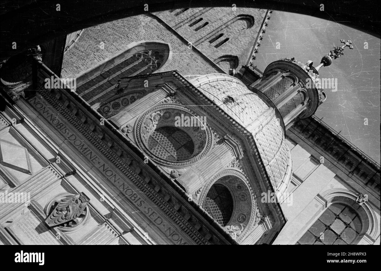 Kraków, 1946. Kaplica renesansowa zbudowana z fundacji Zygmunta i Starego w latach 1519-1533 wed³ug projectu Bart³omieja Berrecciego. gr PAP Dok³adny miesi¹c i dzieñ wydarzenia nieustalone. Krakau, 1946. Renaissancekapelle, erbaut von Sigismund I. die Alte Stiftung zwischen 1519 und 1533 und entworfen von Bartlomiej Berrecci. gr PAP Stockfoto Kraków, 1946. Kaplica renesansowa zbudowana z fundacji Zygmunta i Starego w latach 1519-1533 wed³ug projectu Bart³omieja Berrecciego. gr PAP Dok³adny miesi¹c i dzieñ wydarzenia nieustalone. Krakau, 1946. Renaissancekapelle, erbaut von Sigismund I. die Alte Stiftung zwischen 1519 und 1533 und entworfen von Bartlomiej Berrecci. gr PAP Stockfoto
