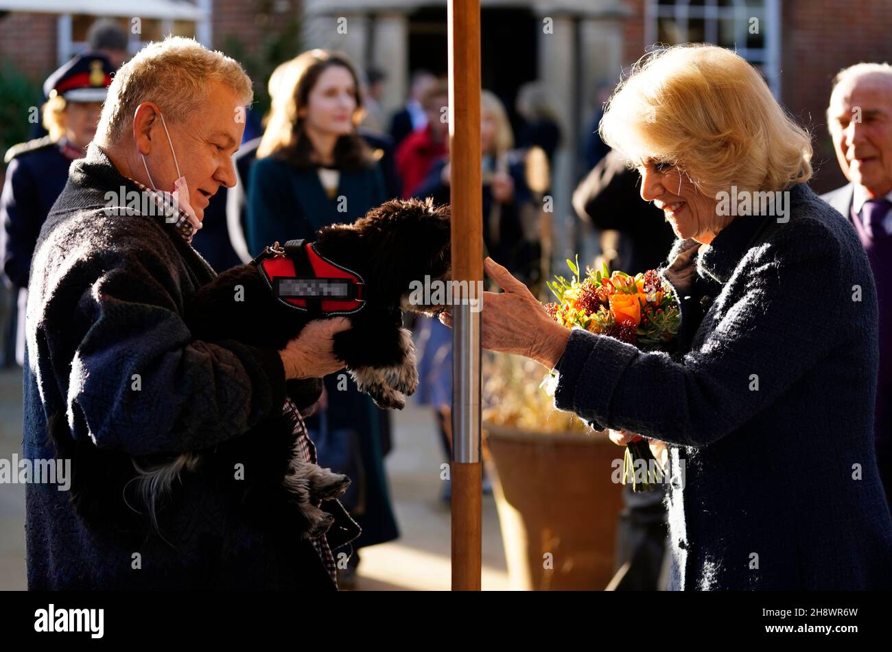 DIE HERAUSGEBER MERKEN, DASS DAS BILD VOM PA-BILDTISCH VERPIXELT wurde die Herzogin von Cornwall (rechts) trifft Tria, einen einjährigen Havanese, während eines Besuches im neu umgebauten Parade Cinema in Marlborough, Wiltshire, Treffen mit den Unterstützern, die bei der Restaurierung und Umwandlung der Kapelle von 1817 in eine Einrichtung für die Gemeinde mitgewirkt haben. Bilddatum: Donnerstag, 2. Dezember 2021. Stockfoto