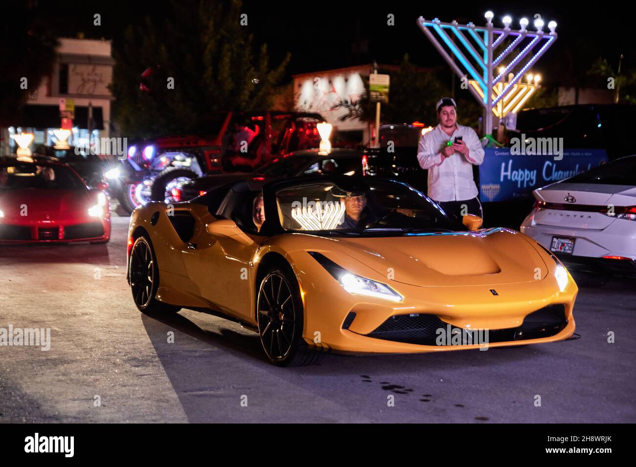 Fort Lauderdale, USA. 01st Dez 2021. Menschen nehmen an der großen Menorah-Lichtfeier am 01. Dezember 2021 im Las Olas Chabad Jewish Center in Fort Lauderdale, FL, Teil. (Foto von Yaroslav Sabitov/YES Market Media/Sipa USA) Quelle: SIPA USA/Alamy Live News Stockfoto