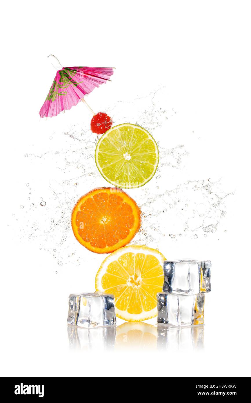 Gestapelte Zitrone, Orange und Limette mit Wasserspritzern und Eiswürfeln auf weißem Hintergrund Stockfoto