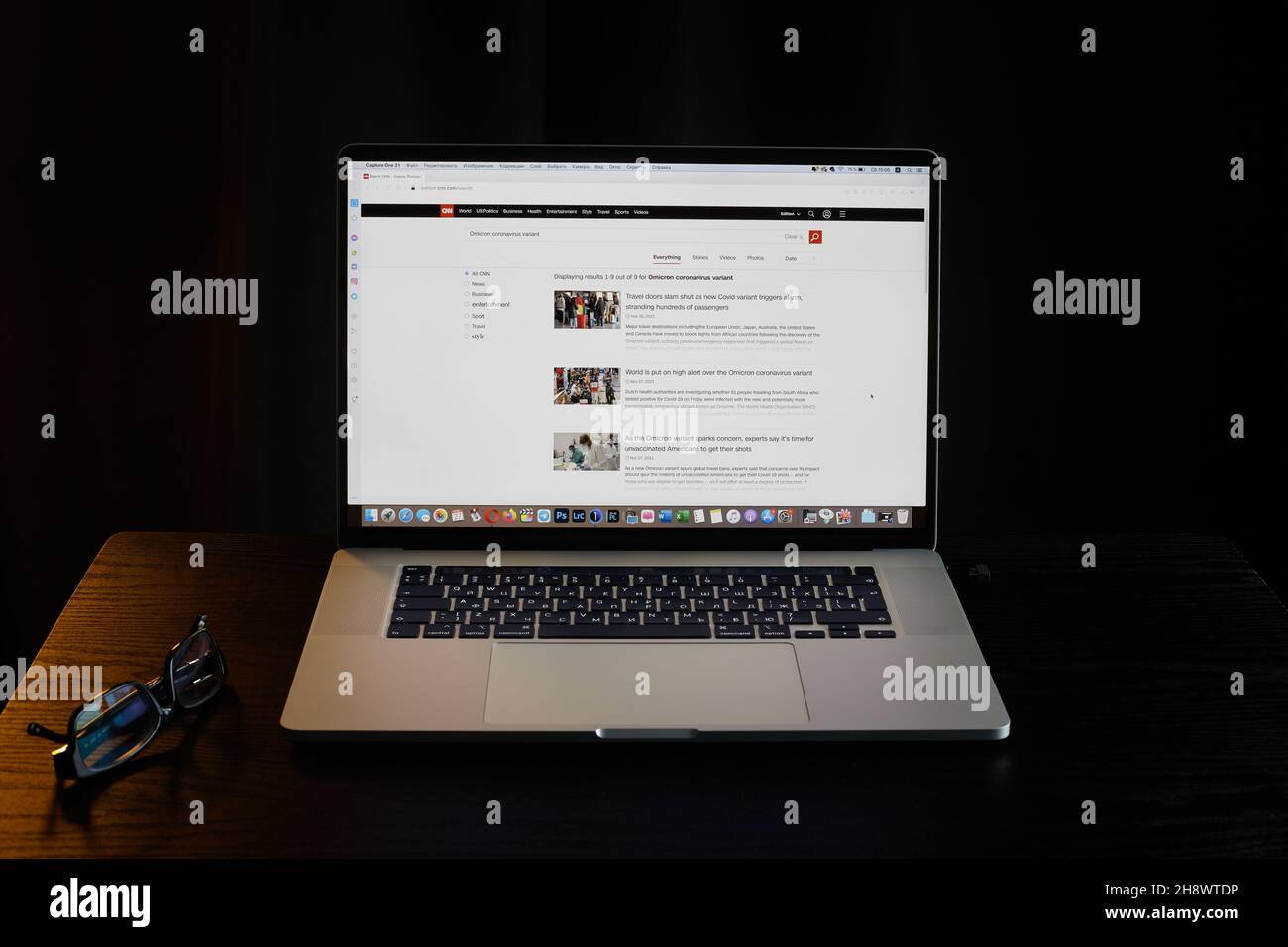 Inschrift Omicron B.1.1.529 neue Variante des Covid-19 und ungeimpft mit QR-Code Stockfoto