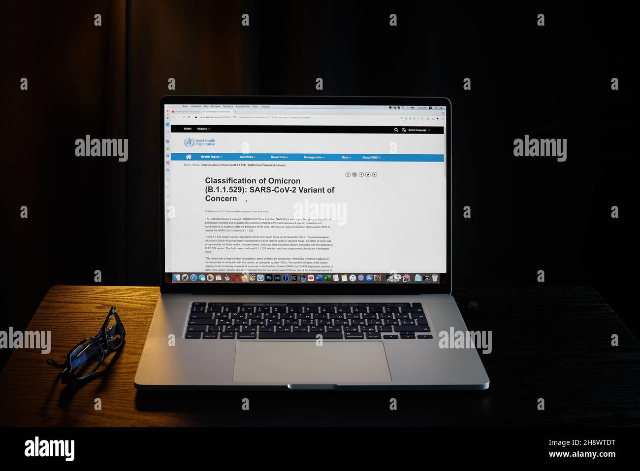 Neue Variante des Covid-19 Omicron B.1.1.529 auf dem Laptop-Bildschirm. Stockfoto