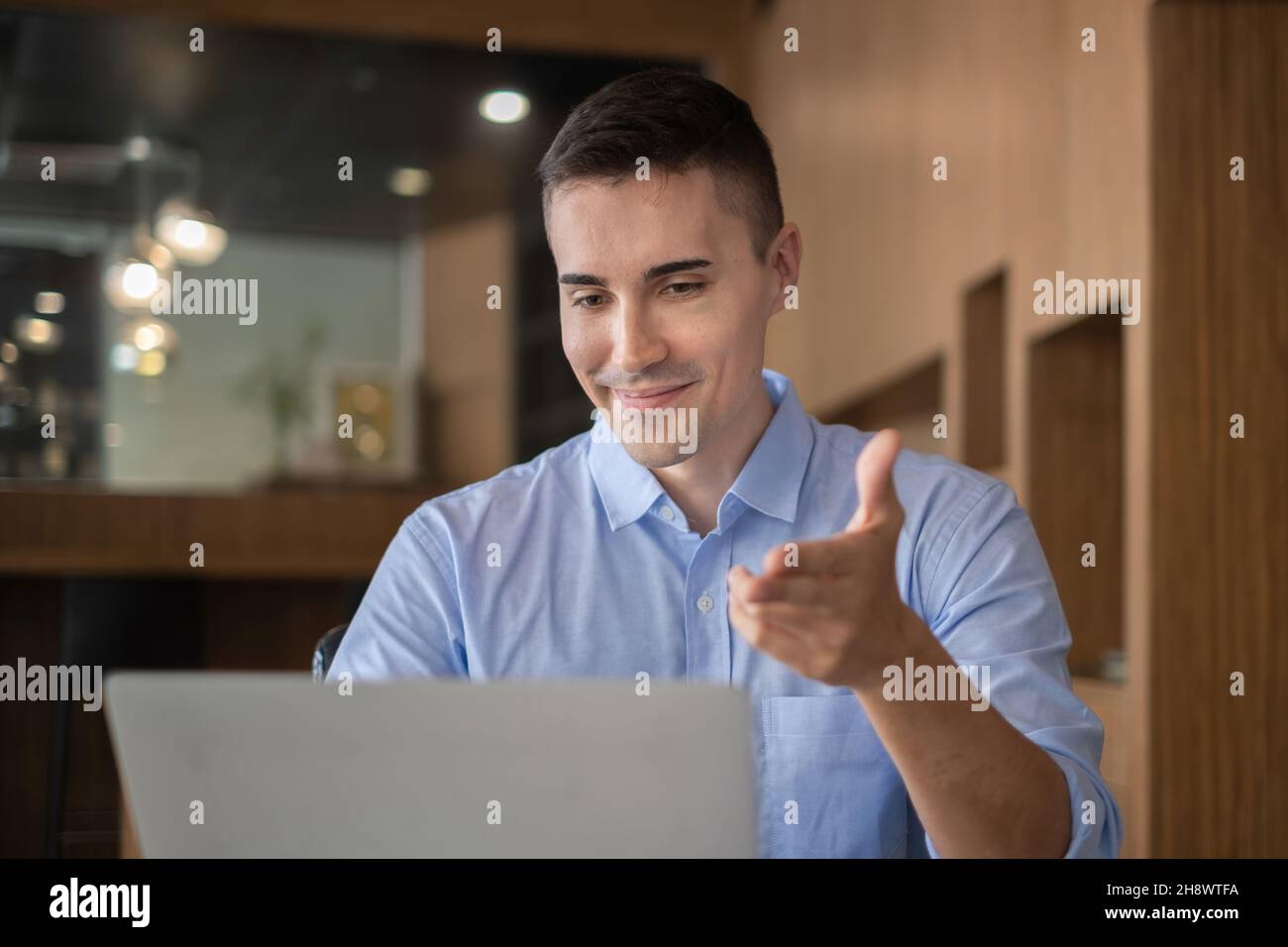 Online-Videokonferenzen und digitale Meetings. Geschäftsmann, der im Heimbüro mit dem Team über eine Videokonferenz spricht. Stockfoto