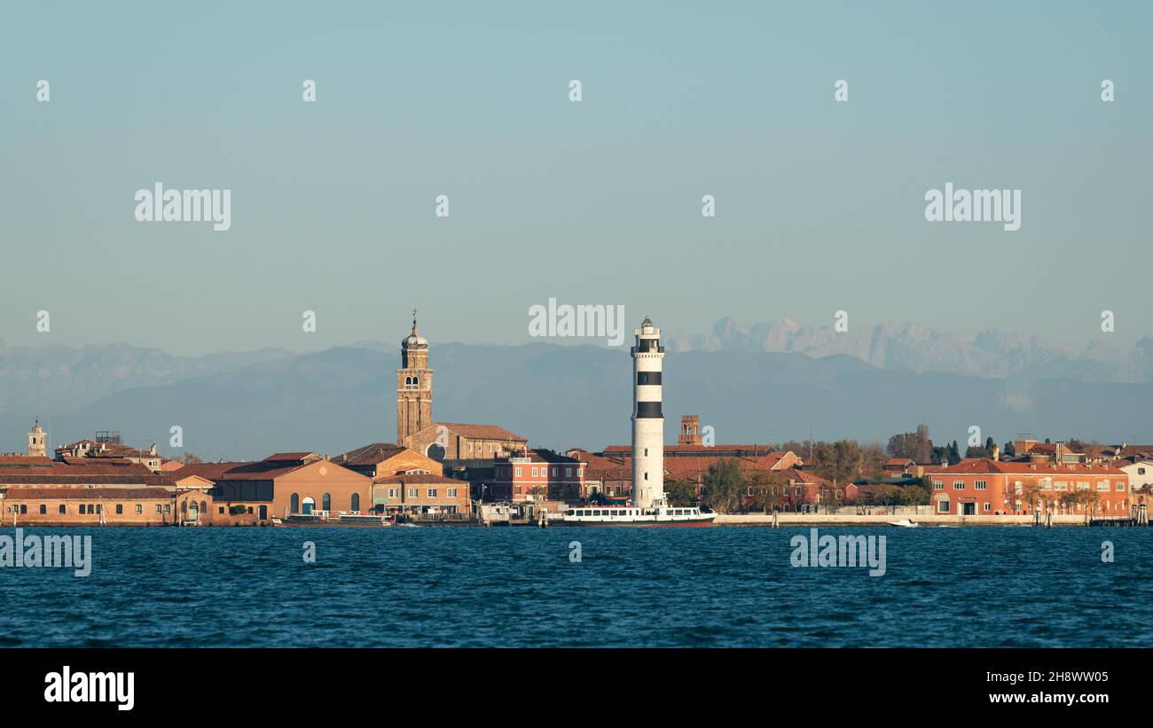 Murano, Italien - 26. Oktober 2021: Leuchtturm von Murano an einem sonnigen Herbsttag, blauer Himmel Stockfoto