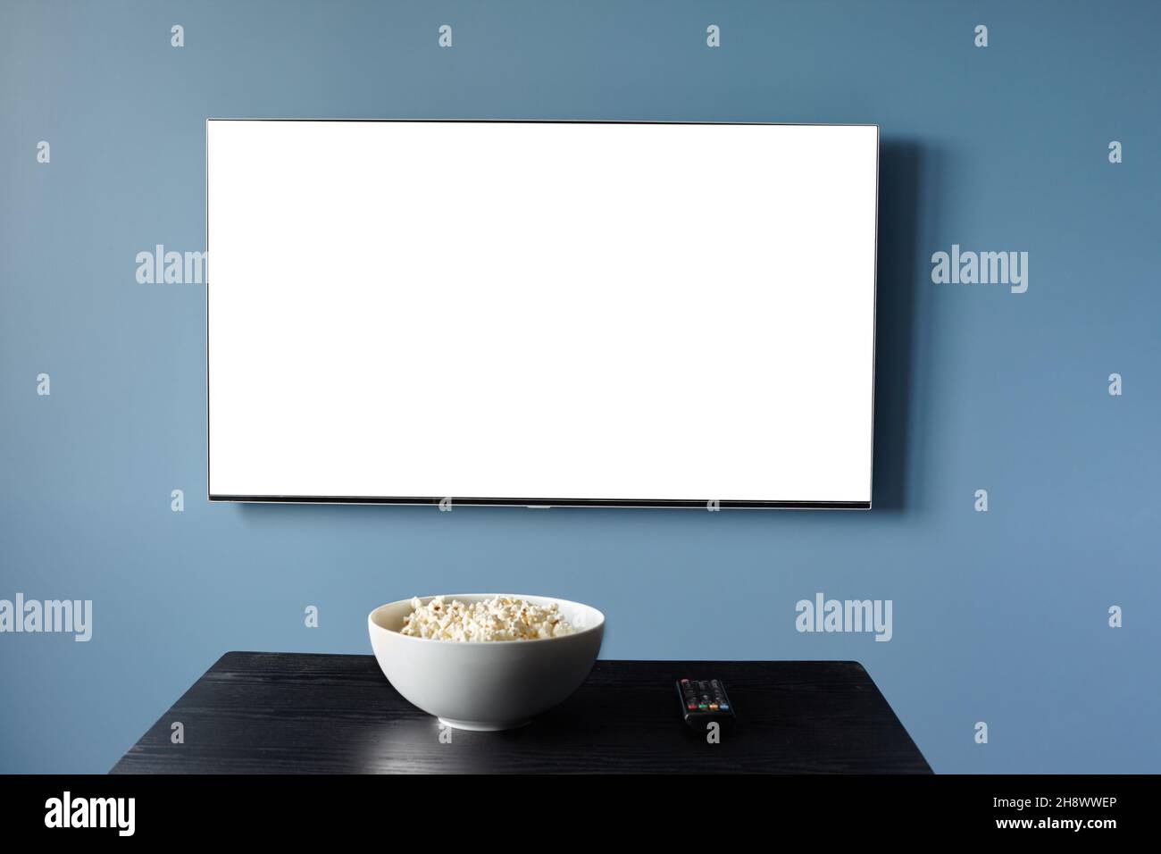 Weißer Fernseher mit Popcorn-Mockup Stockfoto