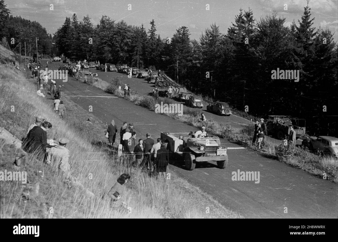 Polska, 1946. Po wojennej przerwie, dziêki staraniom przedwojennych dzia³aczy zostaje reaktywowany Automobilklub Polski. Dziêki nim mog³a byæ kontynuowana dzia³alnoœæ w sportach i turystyce automobilowej. W 1946 roku odby³ siê tradycyjny Rajd Samochodowy AP. NZ. na trasie rajdu. gr PAP/Jerzy Baranowski Dok³adny miesi¹c i dzieñ wydarzenia nieustalone. Polen, 1946. Nach dem Ausbruch des Krieges wurde der Auto Club Poland aufgrund der Bemühungen von Aktivisten aus der Vorkriegszeit wieder aktiviert. Dank ihnen konnten der Autosport und der Autotourismus in Polen fortgesetzt werden. Im Jahr 1946 fand eine traditionelle Kundgebung des Auto Club Poland statt Stockfoto