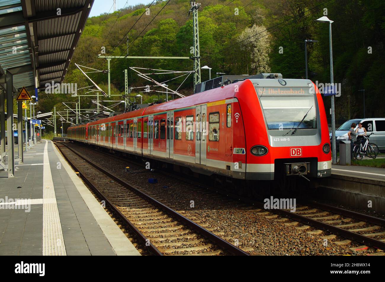EPPSTEIN, DEUTSCHLAND - 09. Mai 2021: Eine S-Bahn S2 fährt vom Bahnhof Eppstein in Richtung Frankfurt ab. Es wird die DB-Serie 423 verwendet Stockfoto