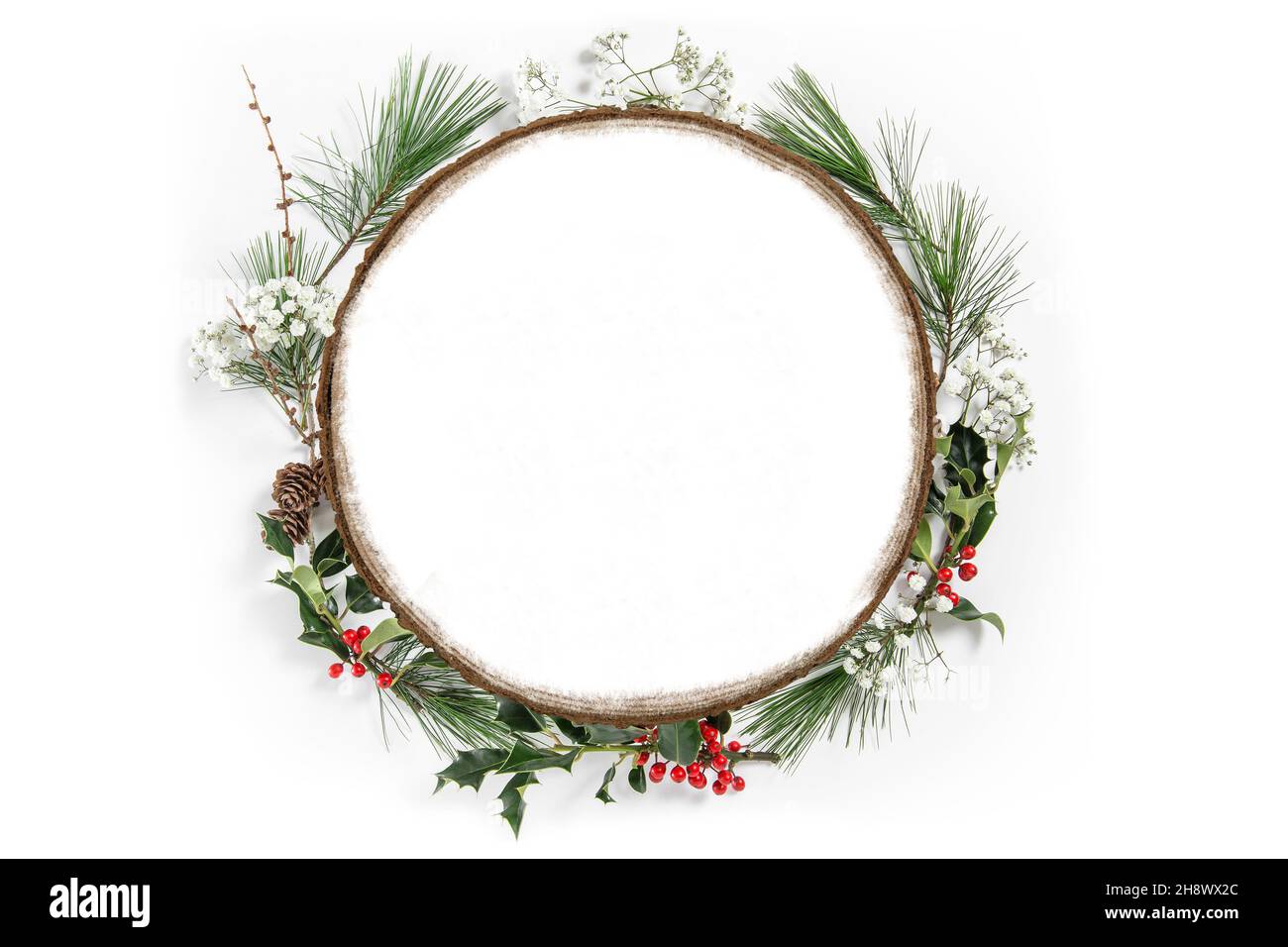 Weißes Holzschild mit Weihnachtskranz-Verzierung Stockfoto