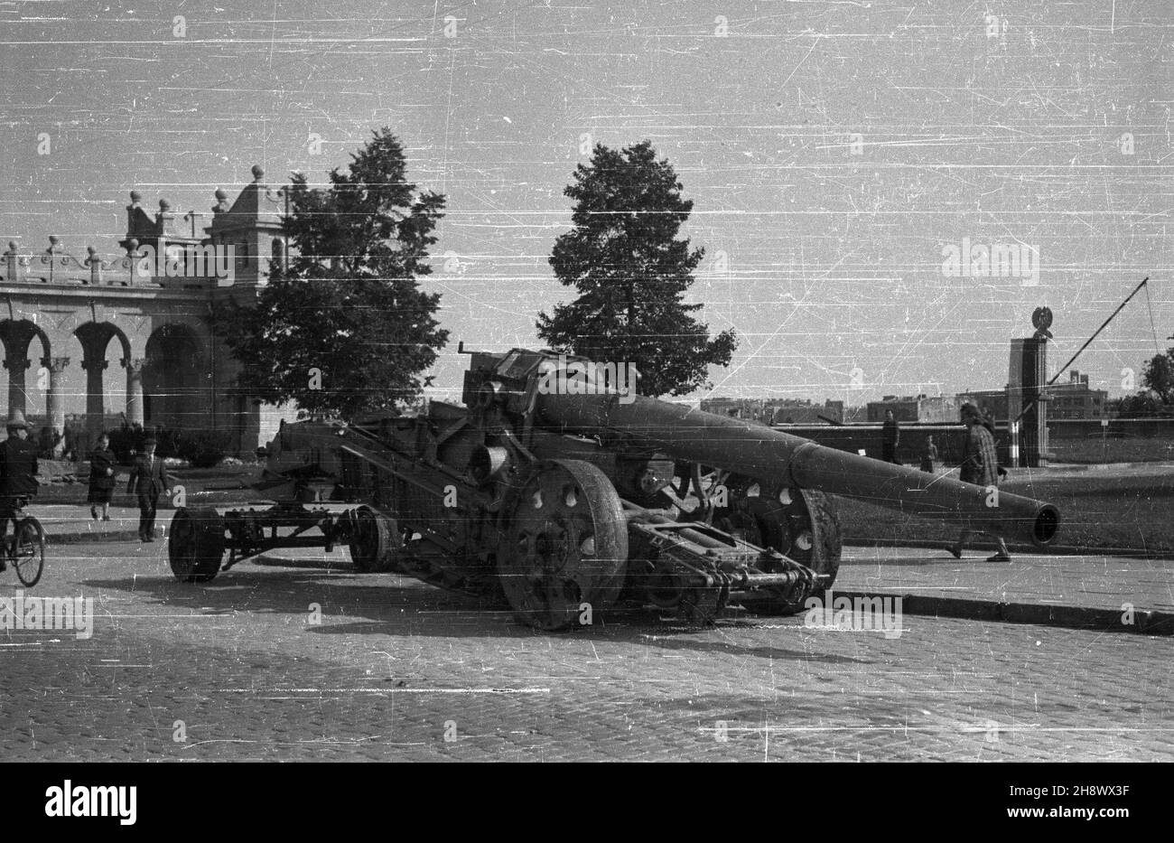 Warszawa, 1946. Odcinek Alej Jerozolimskich na wysokoœci Muzeum Wojska Polskiego. Widoczne dzia³o artyleryjskie. Z lewej neorenesansowa wie¿a wjazdowa mostu Poniatowskiego. ms PAP/Stanis³aw D¹browiecki Dok³adny miesi¹c i dzieñ wydarzenia nieustalone. Warschau, 1946. Der Abschnitt der Aleje Jerozolimskie Avenue in der Nähe des Museums der Polnischen Armee. Im Vordergrund eine Artilleriebwaffe. Links der Neorenaissance-Turm der Poniatowskiego-Brücke. ms PAP/Stanislaw Dabrowiecki Stockfoto