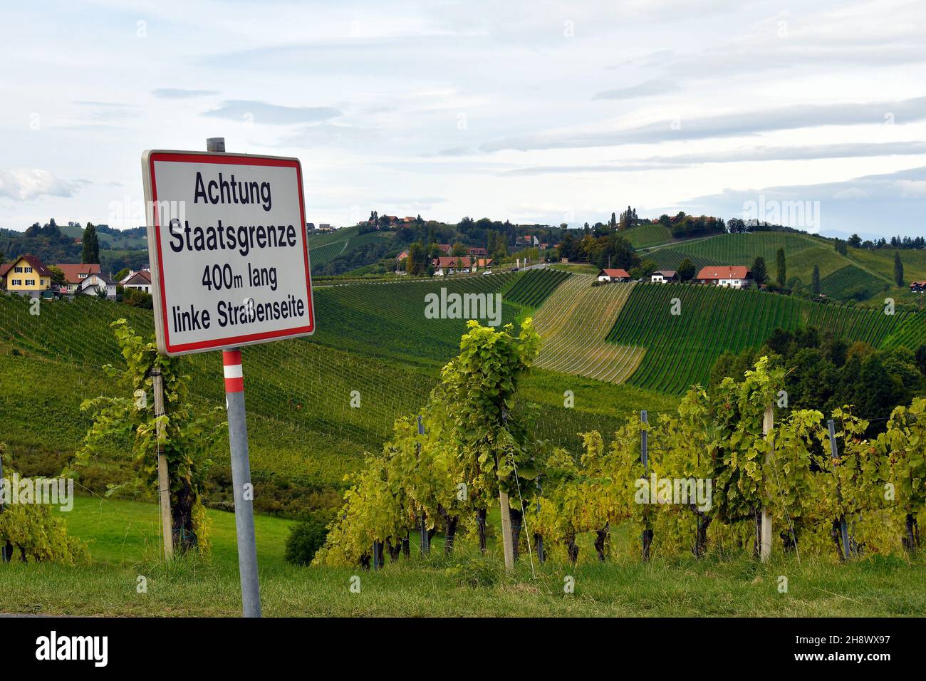 Österreich, Zeichen, dass die Staatsgrenze verläuft 400 Meter auf der linken Seite der Straße, Grenze zwischen Österreich und Slowenien in der Steiermark Stockfoto