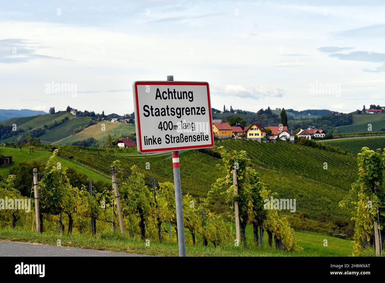 Österreich, Zeichen, dass die Staatsgrenze verläuft 400 Meter auf der linken Seite der Straße, Grenze zwischen Österreich und Slowenien in der Steiermark Stockfoto