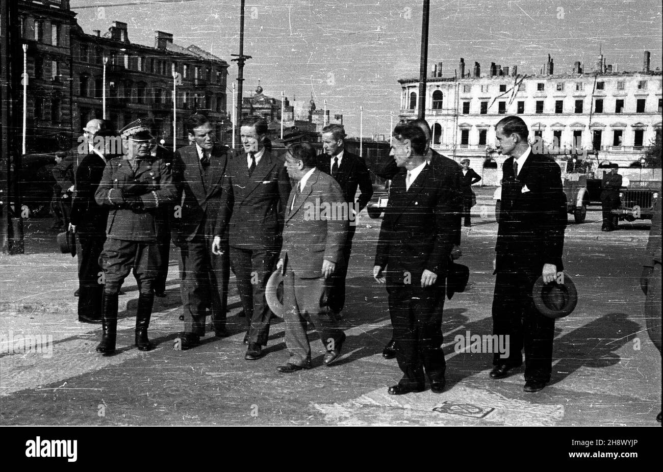 Warszawa, Plac Zwyciêstwa, 1946. Z oficjaln¹ wizyt¹ przyby³a do Polski delegacja Organizacji Narodów Zjednoczonych do Spraw Pomocy i Odbudowy (UNRRA - United Nations Relief and Rehabilitation Administration) z jej dyrektorem generalnyn - Fiorello LaGuardi¹, który osobiœcie chcia³ siê zapoznaæ z rozmiarem strat poniesionych przez nasz¹ ojczyznê. UNRRA zosta³a utworzona przez Narody Zjednoczone w 1943 w celu udzielenia pomocy krajom wyzwolonym w Europie oraz Azji po zakoñczeniu II wojny œwiatowej. NZ. m.in. genera³ Karol Œwierczewski-Walter (3L), Wicheminister obrony narodowej i Fiorello LaGuard Stockfoto