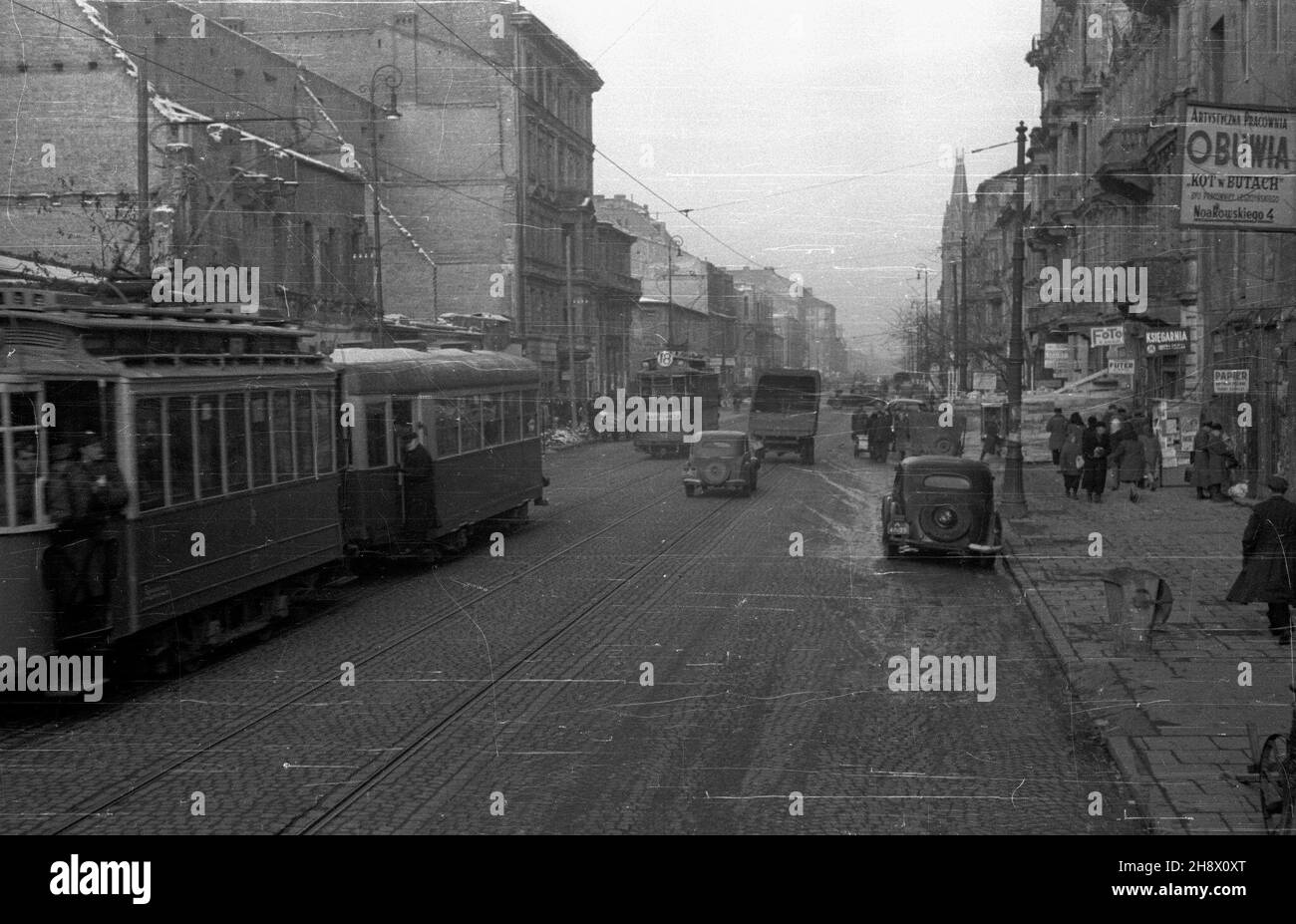 Warszawa, 1946. Ulica Marsza³kowska. Widok w kierunku Alej Jerozolimskich. frau PAP/Stanis³aw D¹browiecki Dok³adny miesi¹c i dzieñ wydarzenia nieustalone. Warschau, 1946. Marszalkowska Straße. Der Blick in Richtung Jerozolimskie Avenue. ms PAP/Stanislaw Dabrowiecki Stockfoto