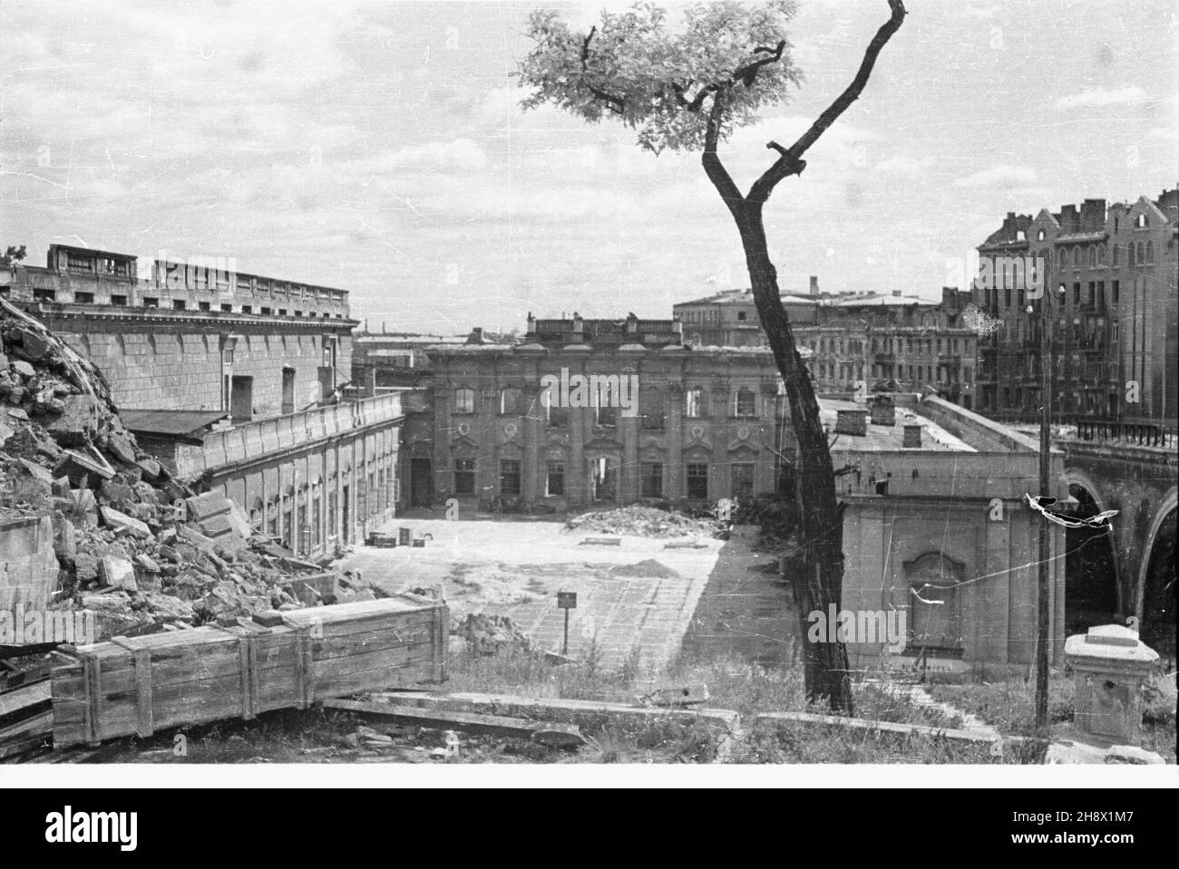 Warszawa, 1946. Ruiny Pa³acu pod Blach¹ - zbudowanego w 1720 roku przez Jana Dominika Lubomirskiego, w stylu barokowym, przylega do Zamku Królewskiego. Nazwa pochodzi od dachu, który zosta³ pokryty blach¹. Blachê miedzian¹ zdjêli Niemcy w czasie okupacji. pp PAP Warschau, 1946. Die Ruinen des "Pod Blacha" (unter dem Dach der Metallfolie) Palastes, der 1720 von Jan Dominik Lubomirski im Barockstil erbaut wurde und an das königliche Schloss angrenzt. Der Name des Palastes stammt von seinem Dach, das mit Metallblechen bedeckt ist. Die Bettwäsche wurde von Deutschen während der Nazi-Besatzung weggenommen. pp Stockfoto