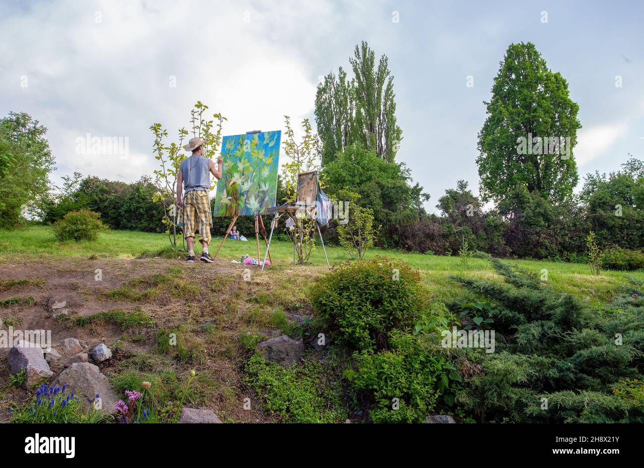 05-01-2015 Kiew, Ukraine. Ein Interessantes Gemälde von einigen Künstlern im Botanischen Garten Grishko in Kiew in Arbeit - Magnolien blühen! Stockfoto