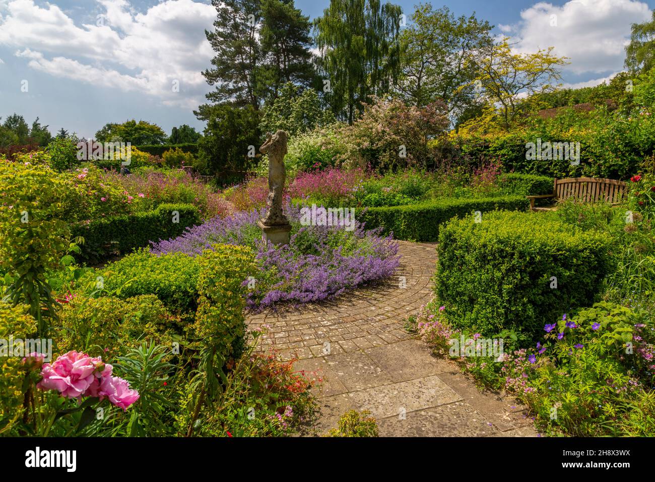 Der Rosengarten in Burrow Farm Garden – von Mary Benger seit 1966 in Devon, England, Großbritannien, geschaffen Stockfoto