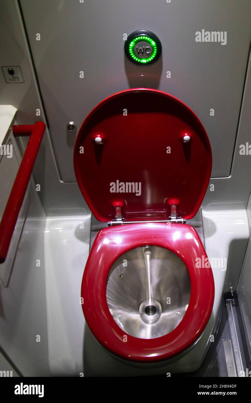 Rote Toilette in einem modernen Zug Stockfoto