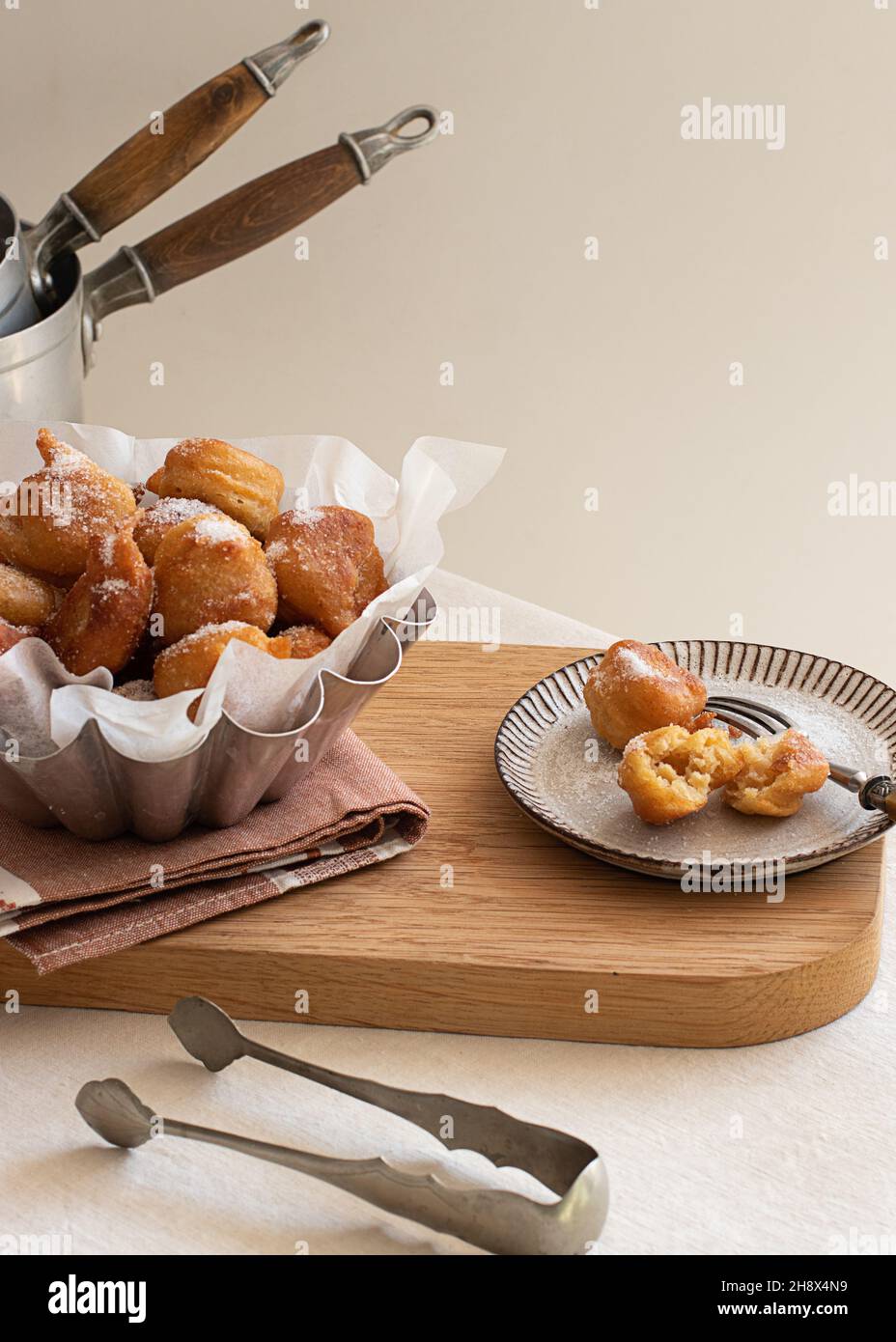 Von oben frittierten Beignets Donut auf Holztablett auf Tisch in der Küche gelegt Stockfoto