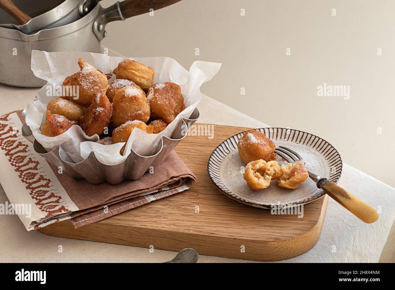 Von oben frittierten Beignets Donut auf Holztablett auf Tisch in der Küche gelegt Stockfoto