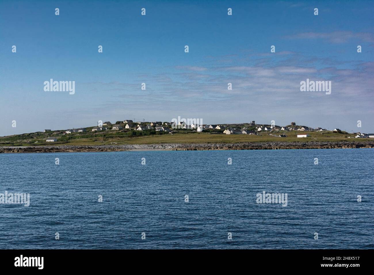 Blick auf die Küste und das Dorf der Inisheer Island vom Meer aus, Galway County, Irland Stockfoto