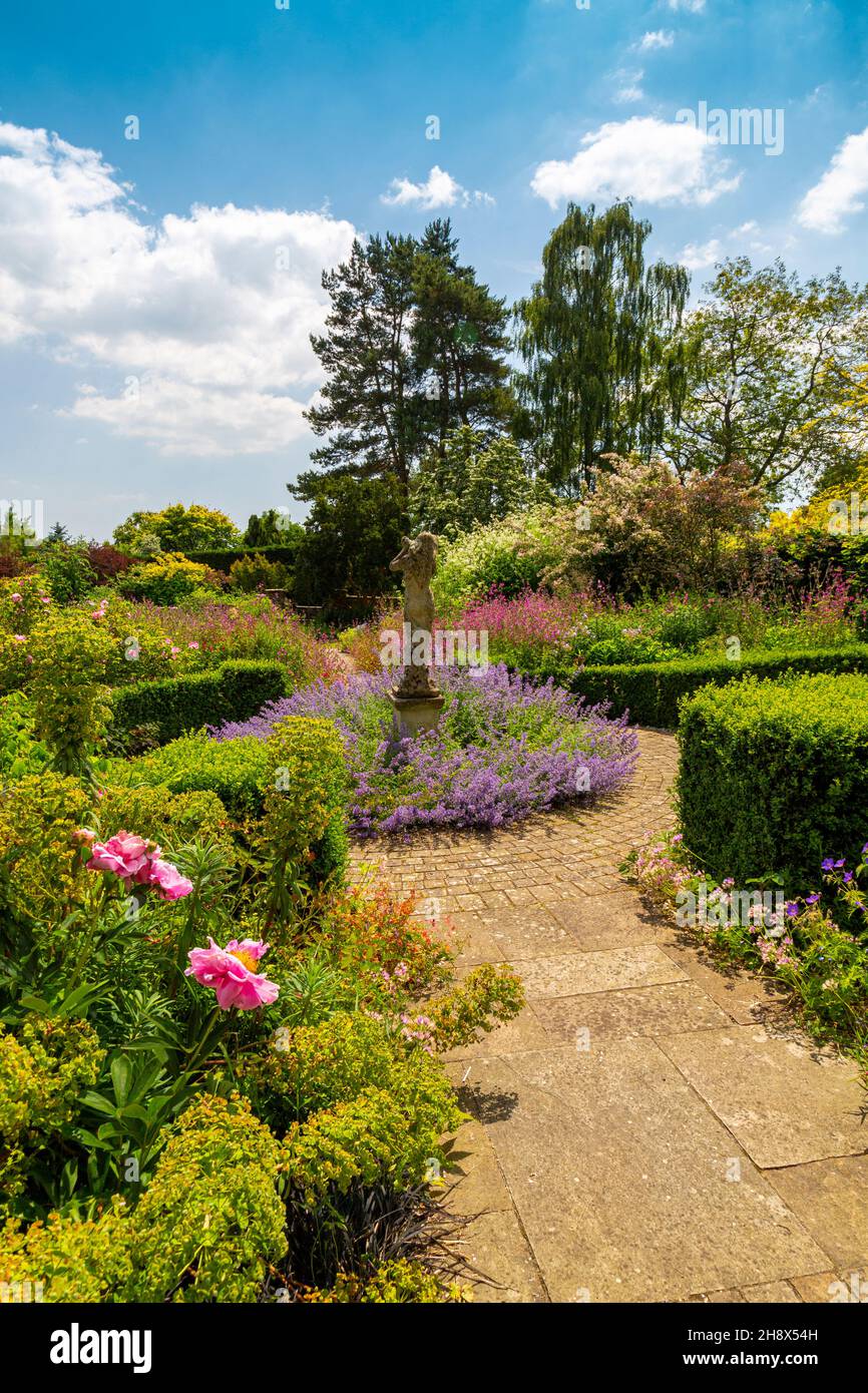 Der Rosengarten in Burrow Farm Garden – von Mary Benger seit 1966 in Devon, England, Großbritannien, geschaffen Stockfoto