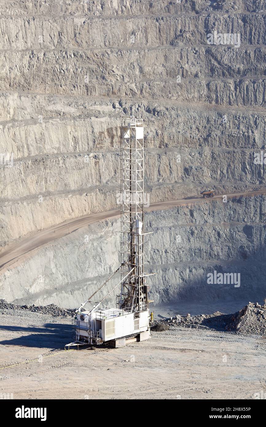 Blasthole bohrt in einem Tagebau-Kupferminenbetrieb in Chile Stockfoto