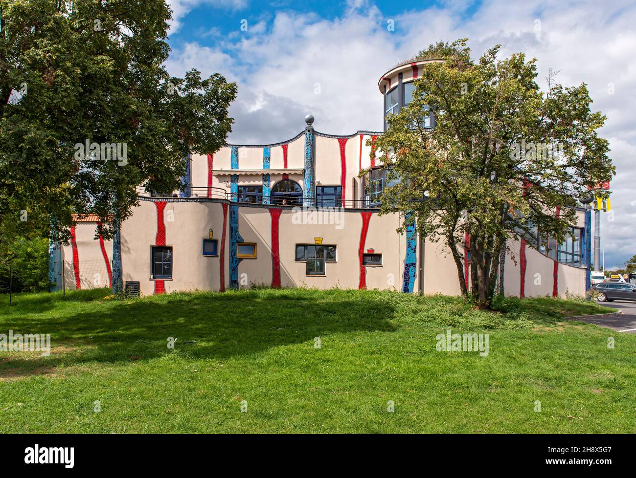 Autobahnrestaurant und -Tankstelle Bad Fischau entworfen von Hundertwasser, Österreich Stockfoto