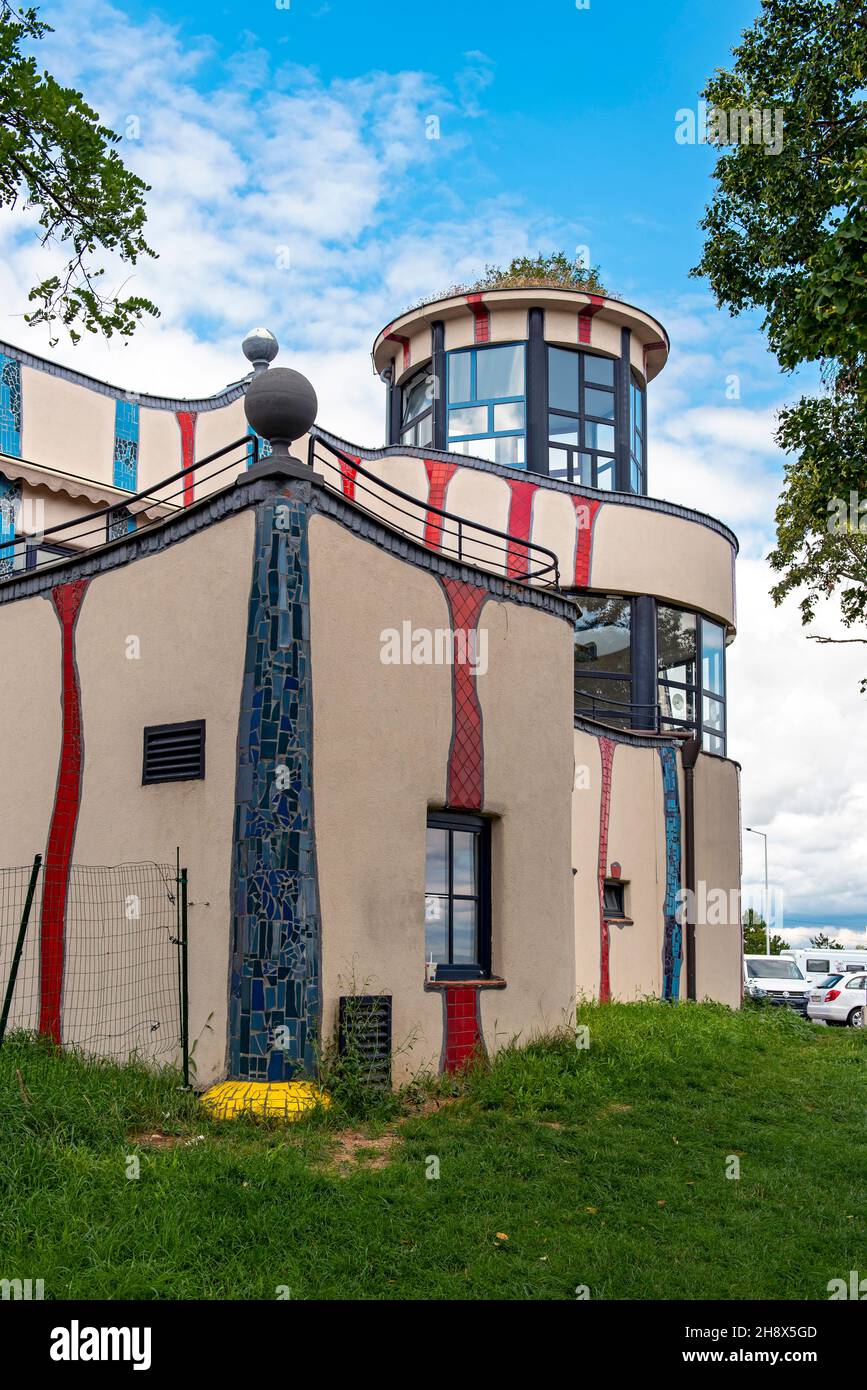 Autobahnrestaurant und -Tankstelle Bad Fischau entworfen von Hundertwasser, Österreich Stockfoto