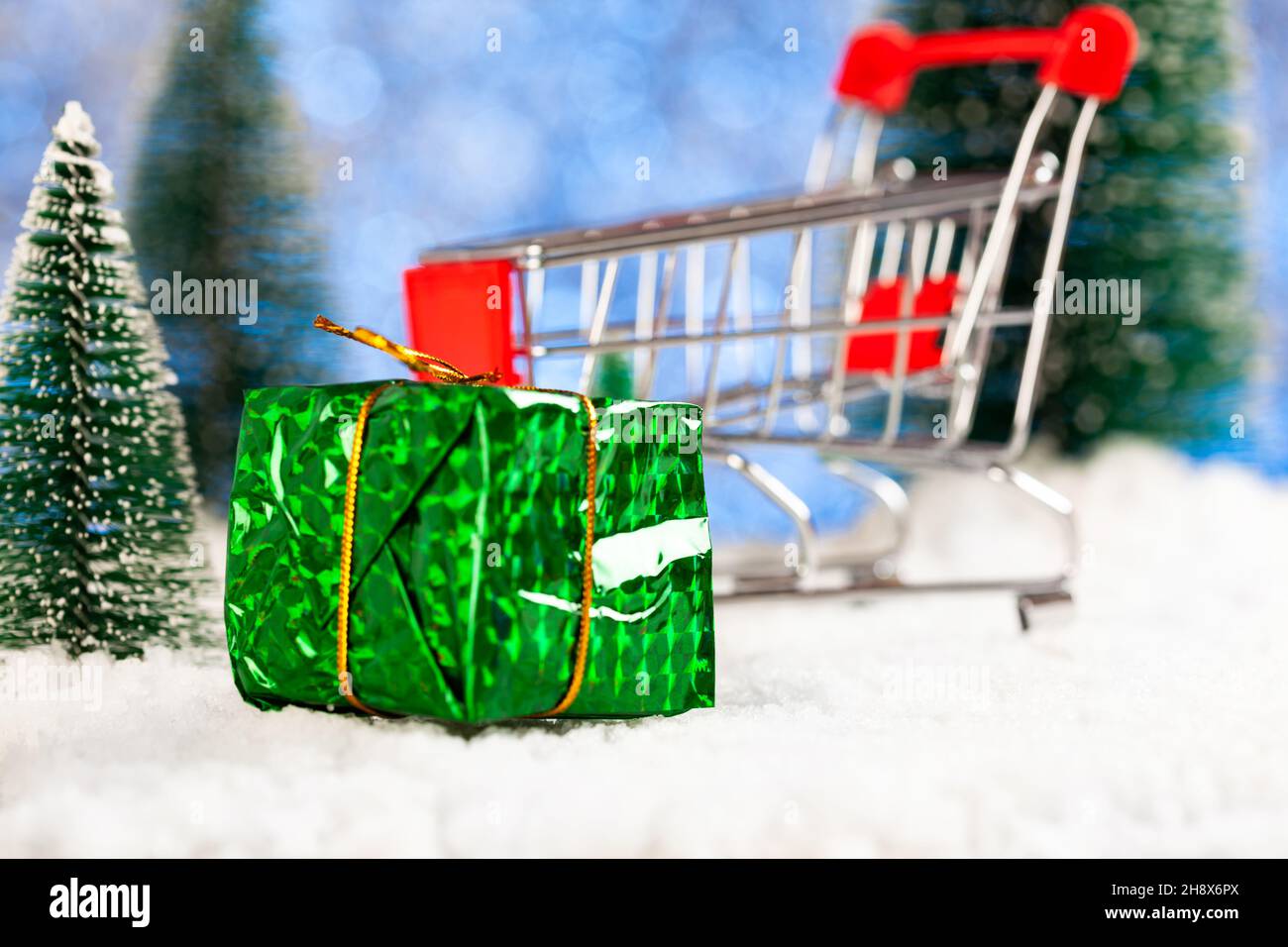 Neujahr einkaufen, Supermarkt Korb auf dem Schnee, Konzept Stockfoto