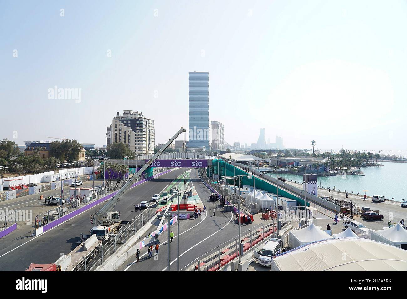 Dschidda, Saudi-Arabien. 02nd Dez 2021. Motorsport: Formel-1-Weltmeisterschaft, Großer Preis Von Saudi-Arabien. Überblick über die neue Rennstrecke in Jeddah, die Einfahrt in die Boxengasse. Kredit: Hasan Bratic/dpa/Alamy Live Nachrichten Stockfoto