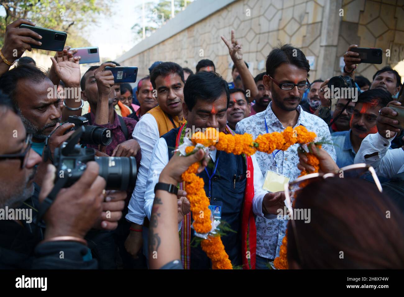 Die BJP-Anhänger feiern ihren Sieg bei den AMC-Wahlen vor dem Zählzentrum in Agartala. Tripura, Indien. Stockfoto