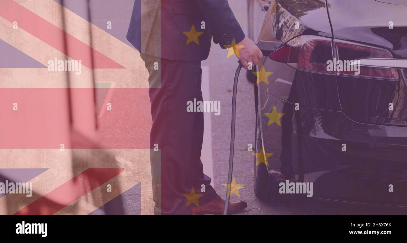 Digitale Kombination aus britischen und europäischen Flaggen über Mann, der Ladegerät in Elektroautos einsteckt Stockfoto
