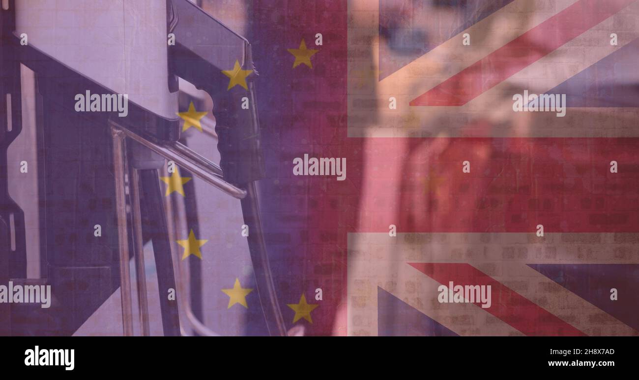 Mehrfache Exposition von britischen und europäischen Unionsflaggen über dem Ladestecker von Elektrofahrzeugen an der Station Stockfoto