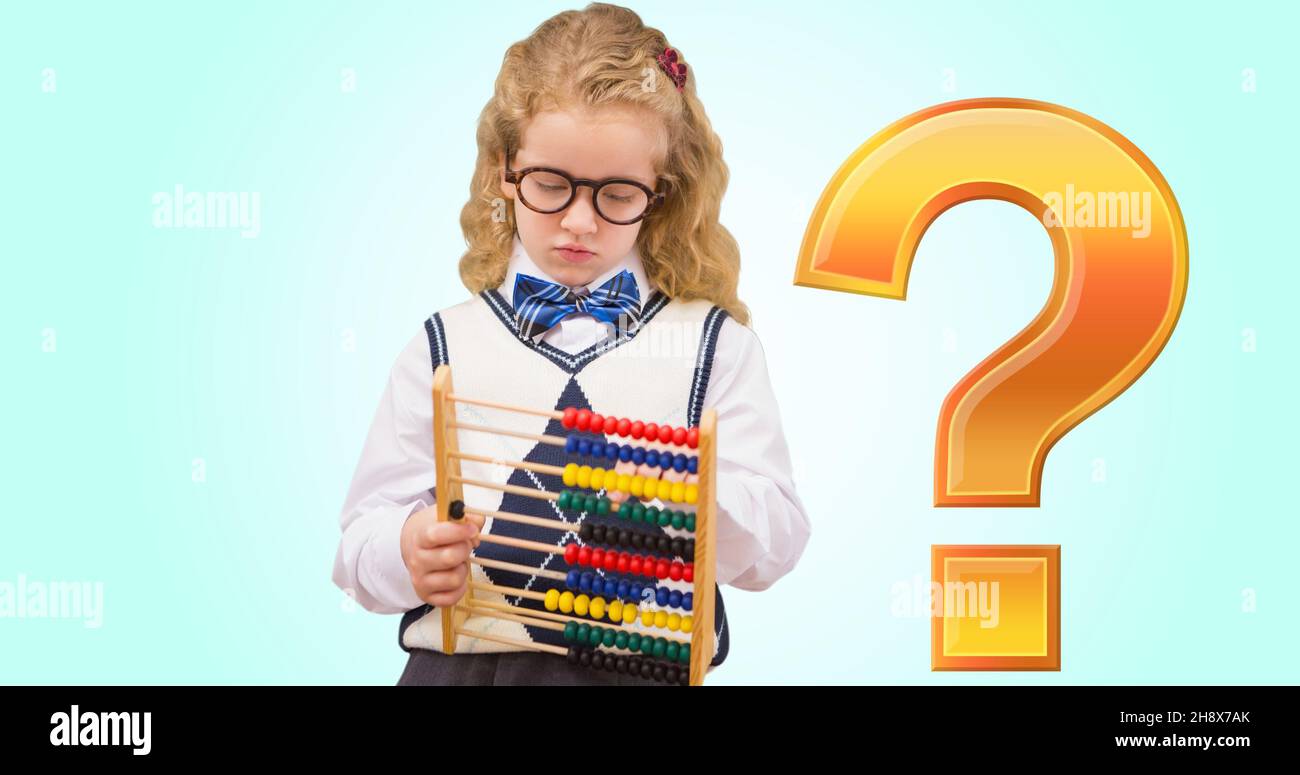 Schulmädchen Berechnung auf Abakus durch goldenes Fragezeichen über blauem Hintergrund Stockfoto
