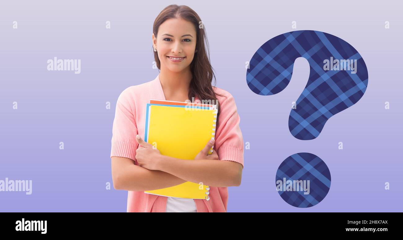 Porträt einer lächelnden jungen Studentin, die Bücher mit einem karierten Fragezeichen hält Stockfoto