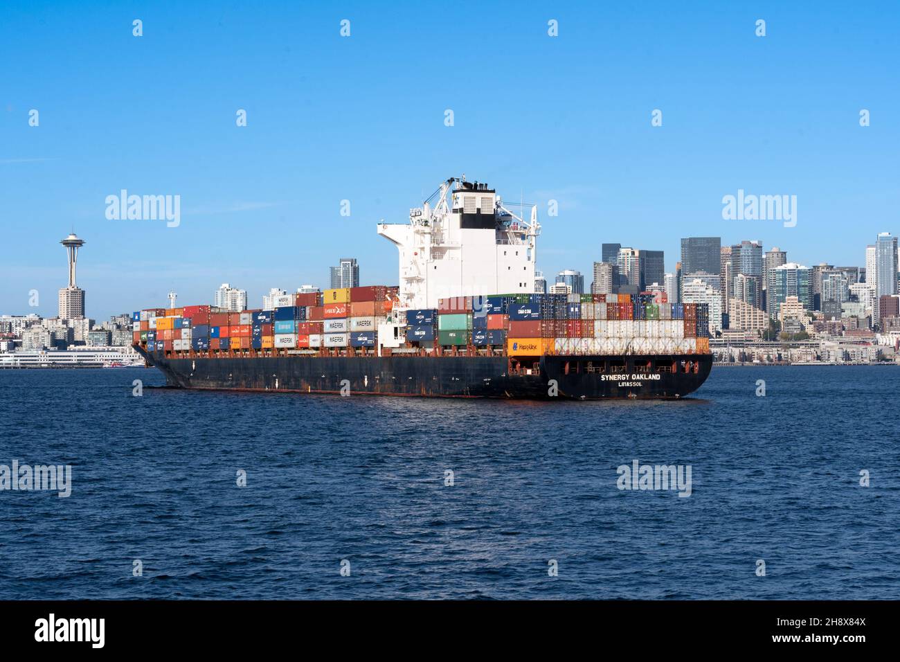 Seattle, WA - USA - 23. September 2021: Horizontale Ansicht der Synergy Oakland, einem Container shio, der vom Hafen von Seattle, wi, durch die Elliott Bay segelt Stockfoto