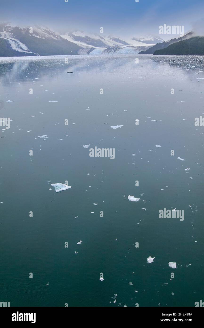 Nebliger blauer Himmel über dem College Fjord Glacier in Alaska Stockfoto