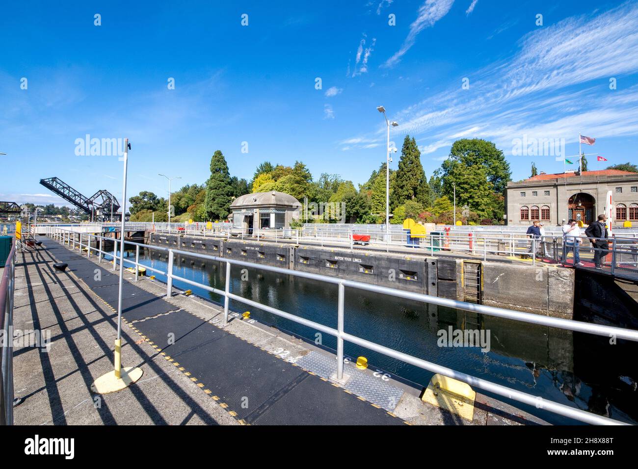 Seattle, WA - USA - 23. September 2021: Blick auf die Hiram M. Chittenden Locks, oder Ballard Locks, ein Komplex von Schleusen am westlichen Ende der Salmon Bay, in Seat Stockfoto