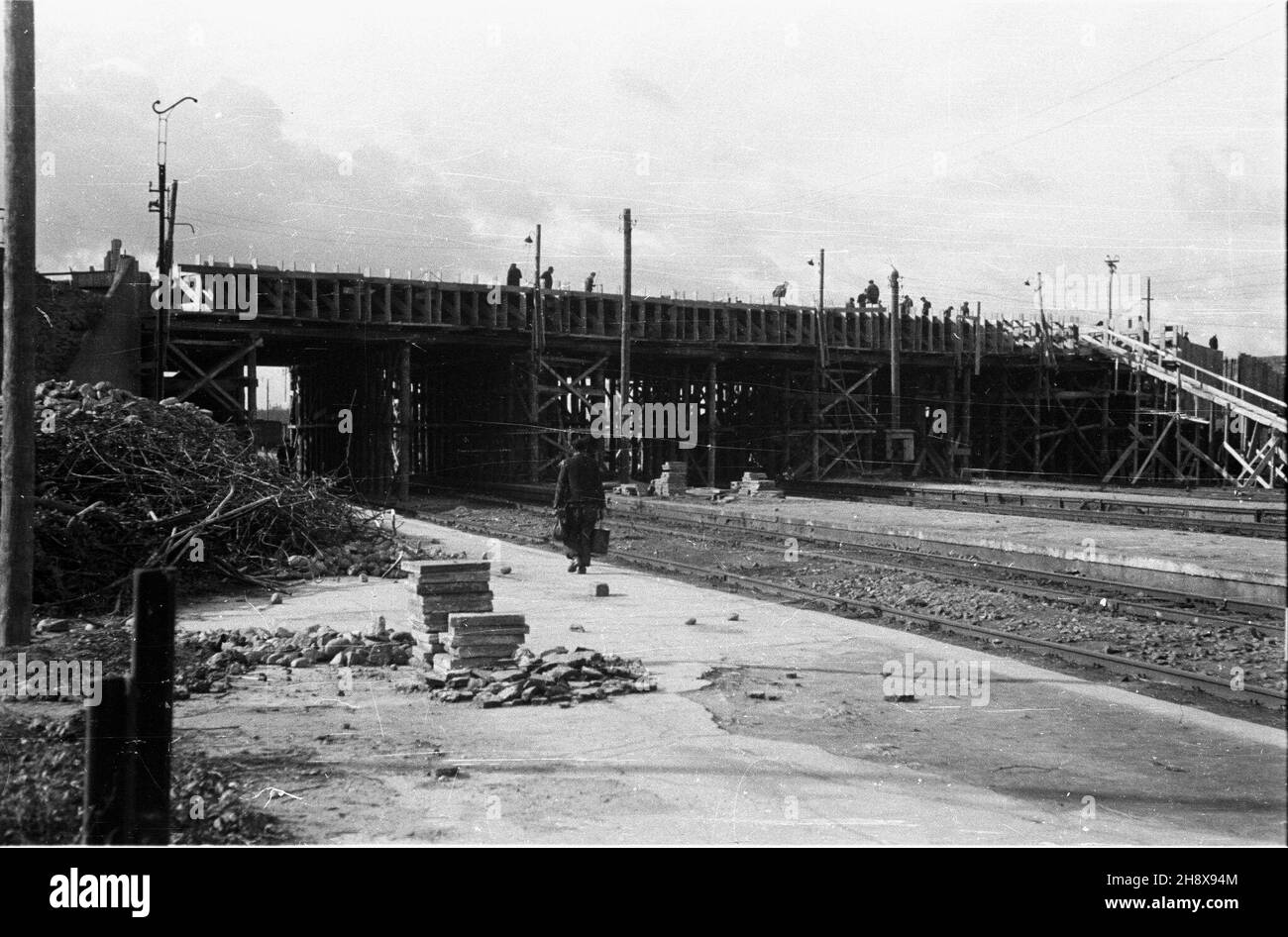 Warszawa, 1946-01-01. Odbudowa miasta po zniszczeniach wojennych. NZ. prace przy odbudowie Mostu Poniatowskiego. po/ms PAP/Stanis³aw D¹browiecki Warschau, 1946. Okt. Der Wiederaufbau der Stadt nach der Zerstörung des Krieges. Im Bild: Rekonstruktion der Poniatowski-Brücke. po/gr PAP/Stanislaw Dabrowiecki Stockfoto