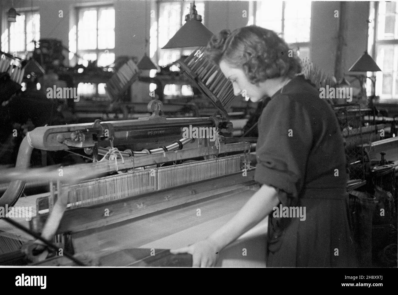 Milanówek, 1946. Centralna Doœwiadczalna Stacja Jedwabnicza. Zak³ad zajmowa³ siê hodowl¹ jedwabników i produkcj¹ tkanin. Za³o¿ony w 1924 r. przez Henryka i Stanis³awê Witaczków, po wojnie znacjonalizowany. NZ. Pracownica przy tkalni. po/gr PAP/Jerzy Baranowski Milanowek, 1946. Zentrale Versuchsstation Zur Herstellung Von Seidengarn. Das Werk war an der Seidenraupenzucht und Seidenproduktion beteiligt. Gegründet 1924 von Henryk und Stanislawa Witaczek, wurde nach dem Krieg verstaatlicht. Bild: Ein Arbeiter in Weberwerkstatt. po/gr PAP/Jerzy Baranowski Stockfoto