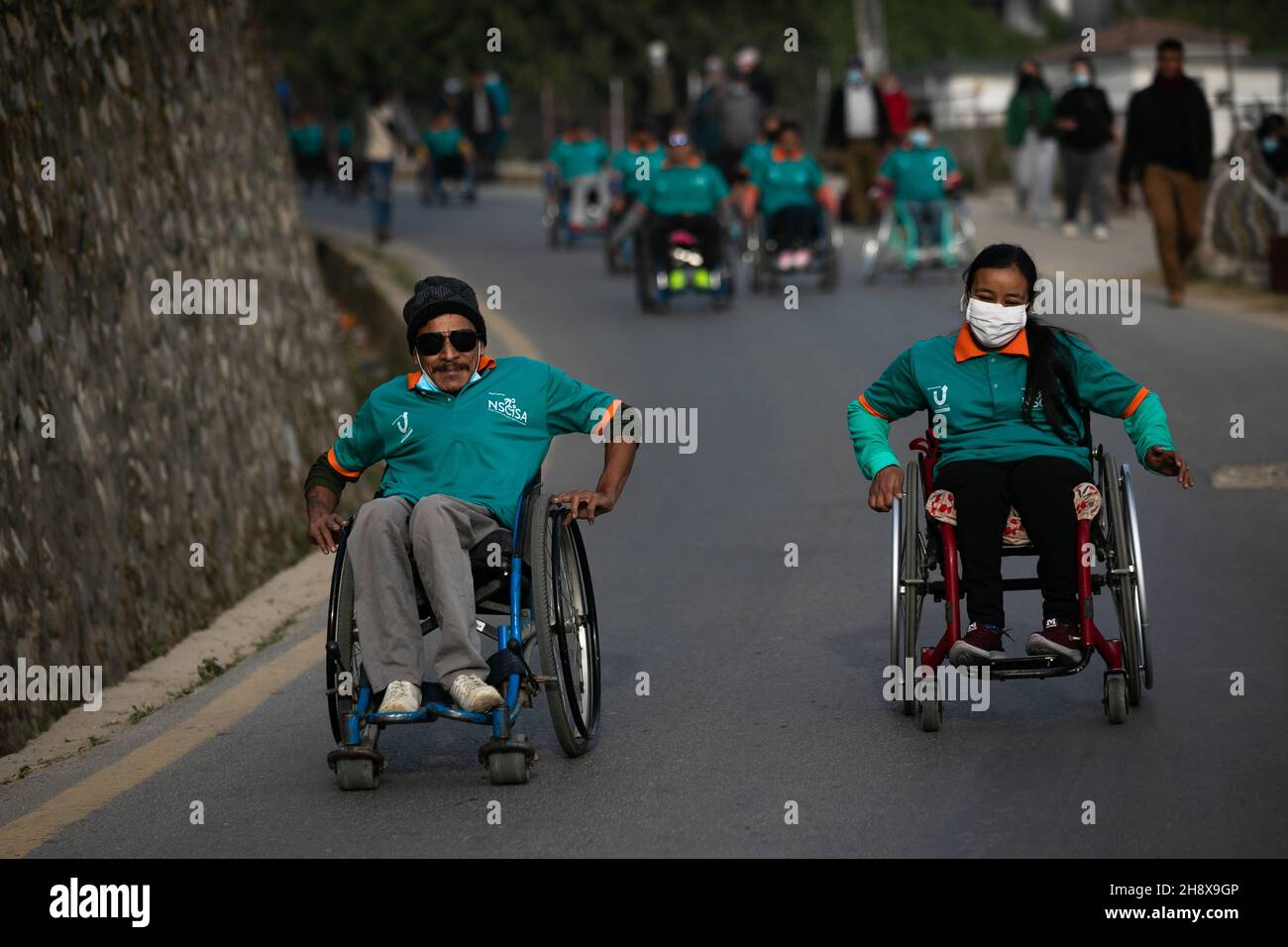 Kathmandu, Nepal. 02nd Dez 2021. Nepalesische Teilnehmer mit unterschiedlichen Schwerbehindertengraden nehmen am Internationalen Tag der Menschen mit Behinderungen (IDPD) an einem Rennen des Rollstuhlmarathons Teil.der Rollstuhlmarathonwettbewerb wird durchgeführt, um behinderte Menschen zu fördern und Sportplattformen für die unterschiedlich behinderten Menschen im Land zu fördern. (Foto: Prabin Ranabhat/SOPA Images/Sipa USA) Quelle: SIPA USA/Alamy Live News Stockfoto