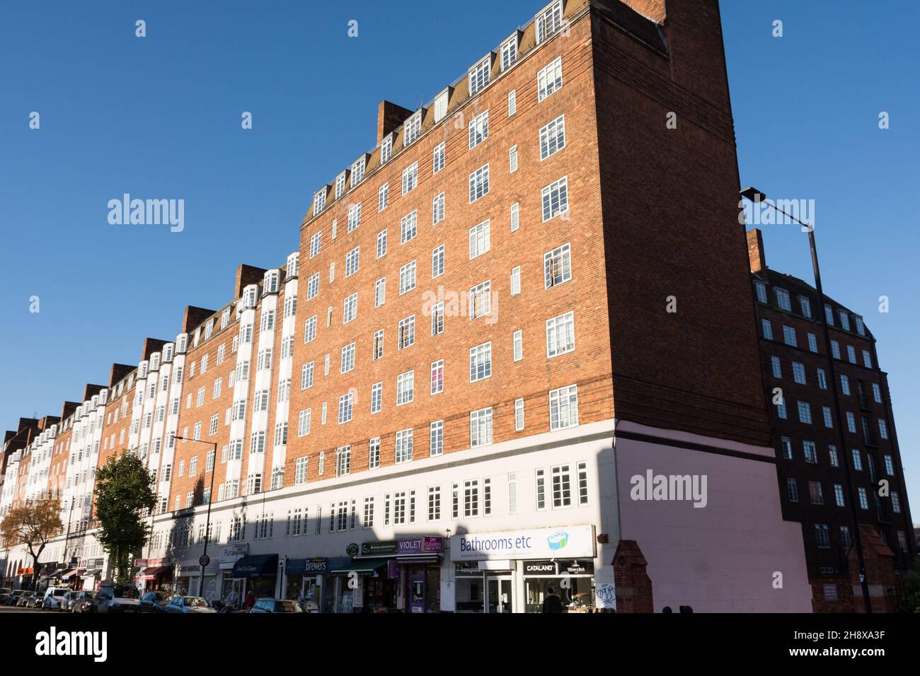 Das Äußere des Latymer Court, Hammersmith Road, Hammersmith, London, W6, England, Großbritannien Stockfoto