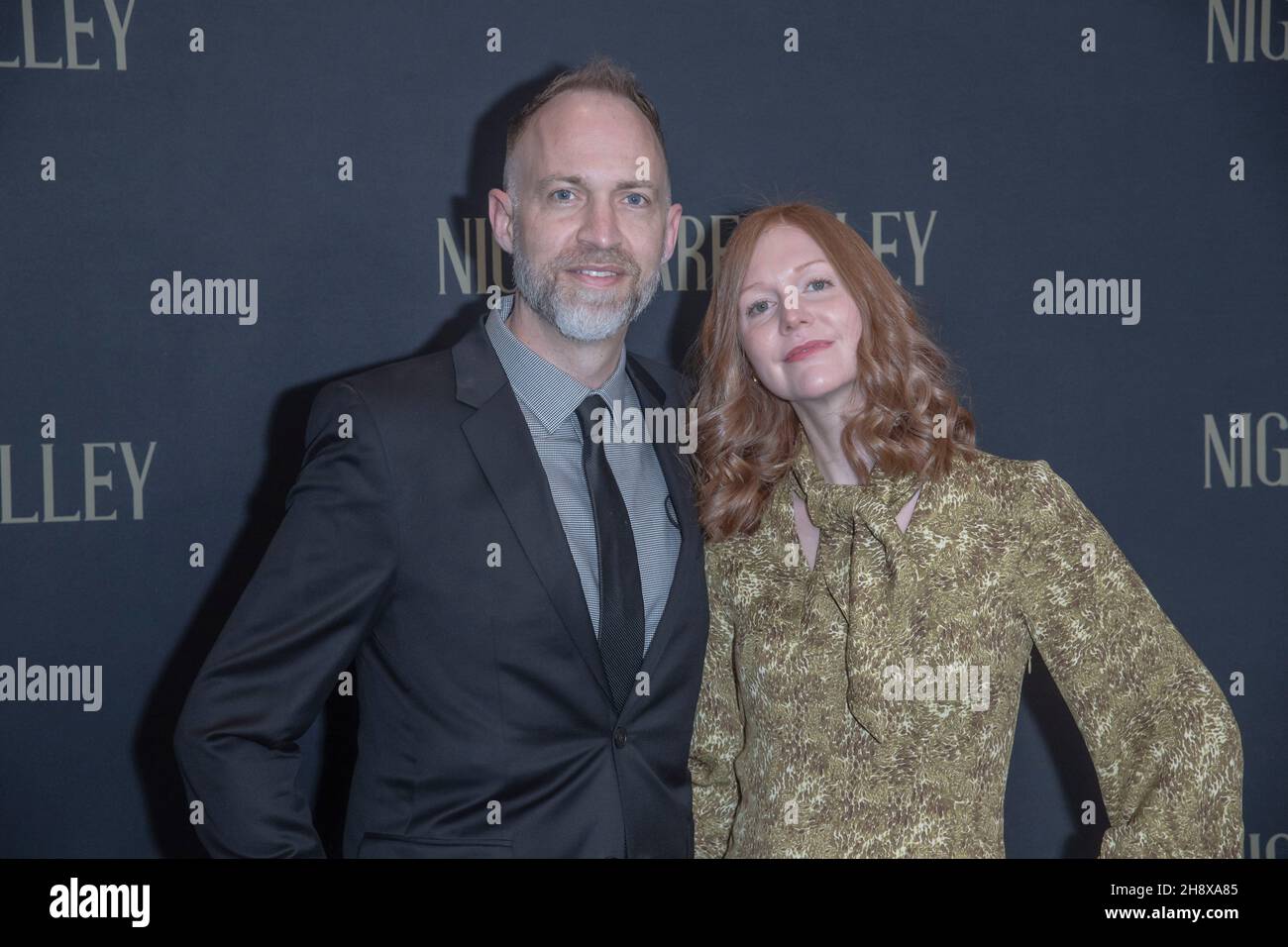 New York, Usa. 01st Dez 2021. Der Komponist Nathan Johnson (L) und Katie Chastain besuchen die „Nightmare Alley“-Weltpremiere in der Alice Tully Hall, Lincoln Center in New York City. Kredit: SOPA Images Limited/Alamy Live Nachrichten Stockfoto