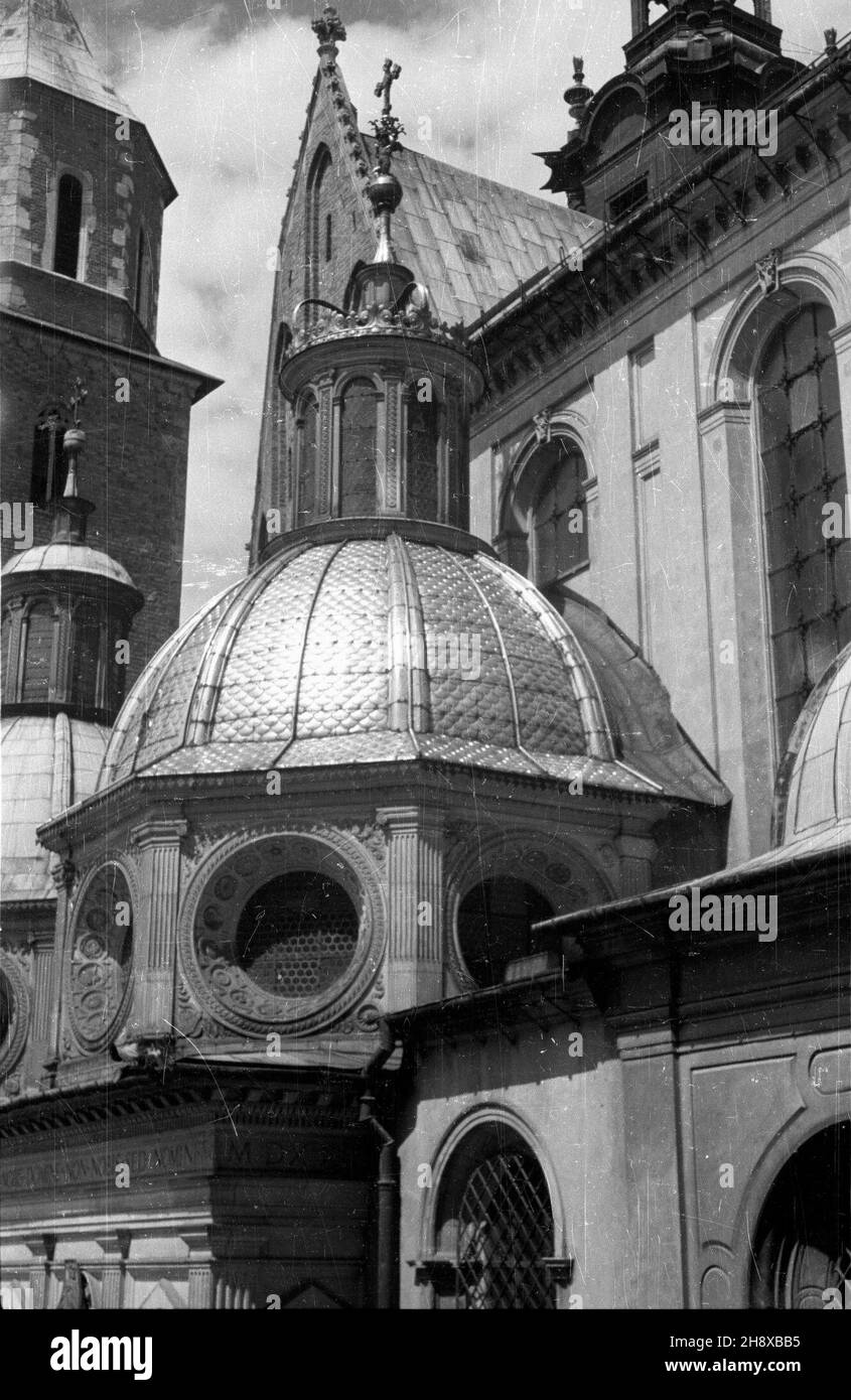 Kraków, 1946. Kaplica renesansowa zbudowana z fundacji Zygmunta i Starego w latach 1519-1533 wed³ug projectu Bart³omieja Berrecciego. gr PAP Dok³adny miesi¹c i dzieñ wydarzenia nieustalone. Krakau, 1946. Renaissancekapelle, erbaut von Sigismund I. die Alte Stiftung zwischen 1519 und 1533 und entworfen von Bartlomiej Berrecci. gr PAP Stockfoto Kraków, 1946. Kaplica renesansowa zbudowana z fundacji Zygmunta i Starego w latach 1519-1533 wed³ug projectu Bart³omieja Berrecciego. gr PAP Dok³adny miesi¹c i dzieñ wydarzenia nieustalone. Krakau, 1946. Renaissancekapelle, erbaut von Sigismund I. die Alte Stiftung zwischen 1519 und 1533 und entworfen von Bartlomiej Berrecci. gr PAP Stockfoto