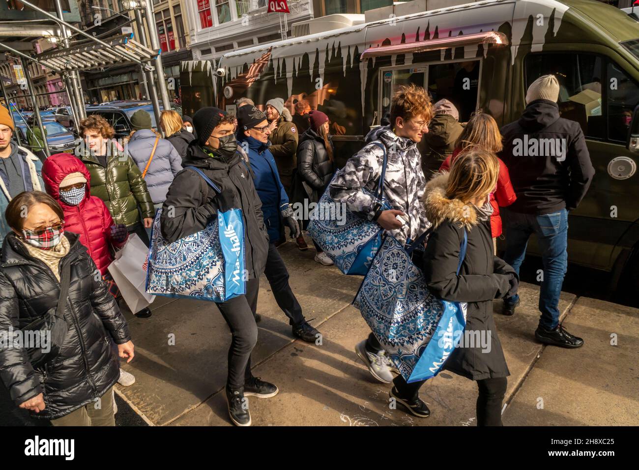 Am Samstag, den 27. November 2021, während des Black Friday Weekends, werden im Stadtteil Soho in New York Shopper. Trotz Problemen mit der Lieferkette und neuer Covid-Varianten prognostiziert Analysten, dass die Verbraucher 6,7 Prozent mehr ausgeben werden als im Jahr 2020. (© Richard B. Levine) Stockfoto