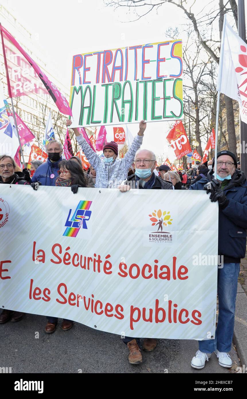 Pariser nationale Demonstration von Rentnern vom Boulevard Raspail aus. Rentner kamen aus allen Regionen, um eine Aufwertung ihrer Renten zu fordern. Stockfoto