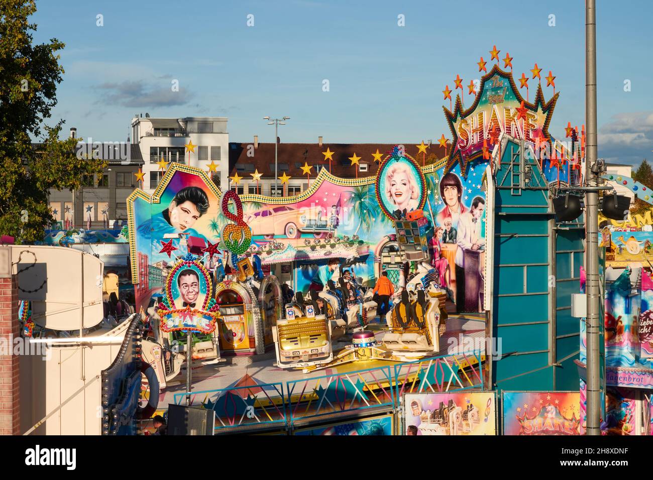 Stuttgart Bad Canstatt, Deutschland - 11. Oktober 2019: Blick auf eine Vergnügungsfahrt, Canstatter Volksfest. Stuttgart, Deutschland Stockfoto