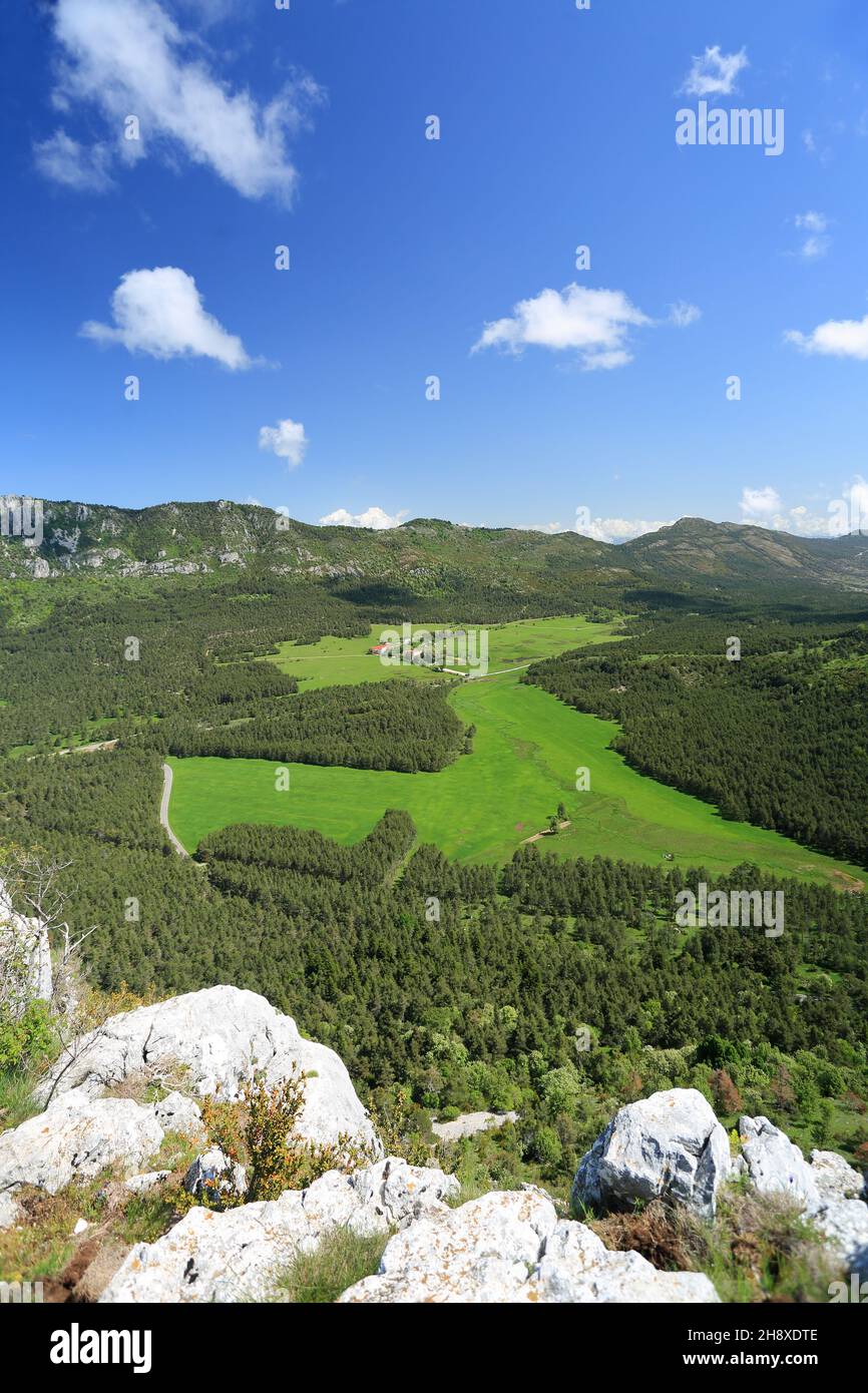 Paysage de l'Arriere Pays Grassois, Parc regional des Prealpes d'Azur, Alpes Maritimes, 06, Region sud Stockfoto