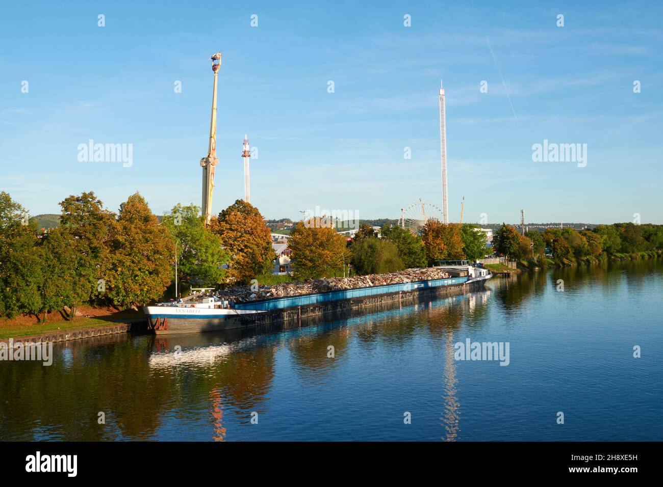 Stuttgart Bad Canstatt, Deutschland - 11. Oktober 2019: Blick auf das Schrottschiff Annabell auf dem Fluss vor dem Canstatter Folk Festival. St Stockfoto