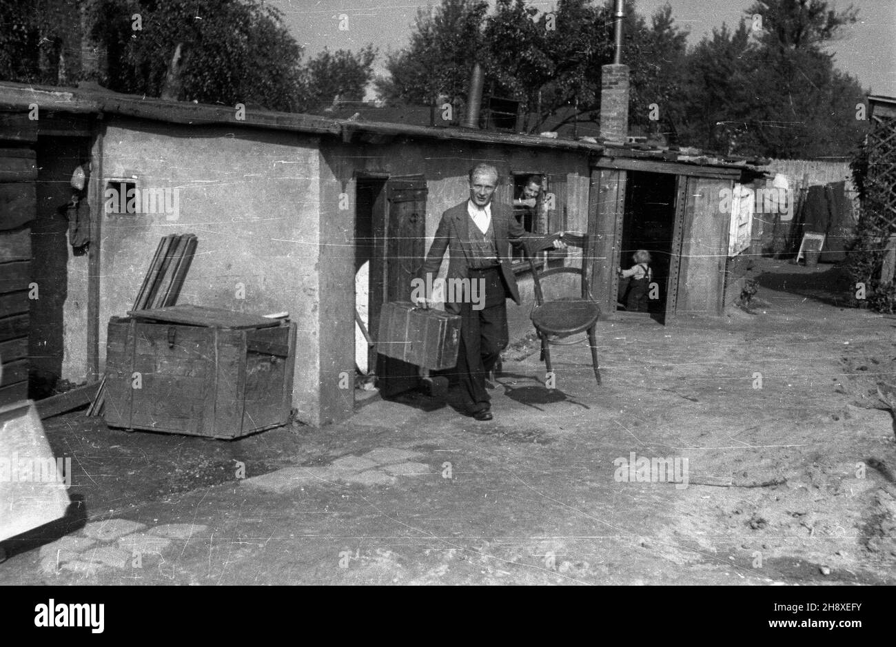 Polska, 1946. Przeprowadzka do nowego mieszkania. msa PAP/Stanis³aw D¹browiecki Dok³adny miesi¹c i dzieñ wydarzenia nieustalone. Polen, 1946. Umzug in eine neue Wohnung. msa PAP/Stanislaw Dabrowiecki Stockfoto